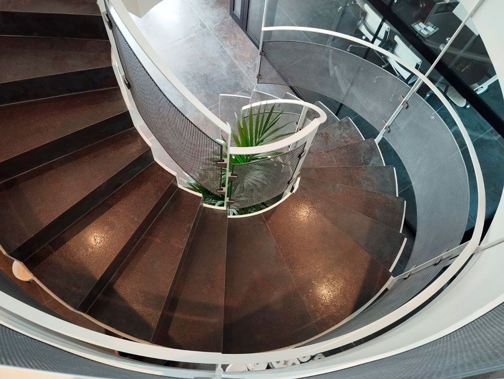 EScalera a medida con azulejo porcelanico gramades EScalera a medida con azulejo porcelanico gramades