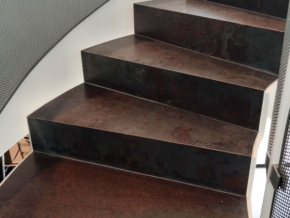 EScalera a medida con azulejo porcelanico gramades EScalera a medida con azulejo porcelanico gramades