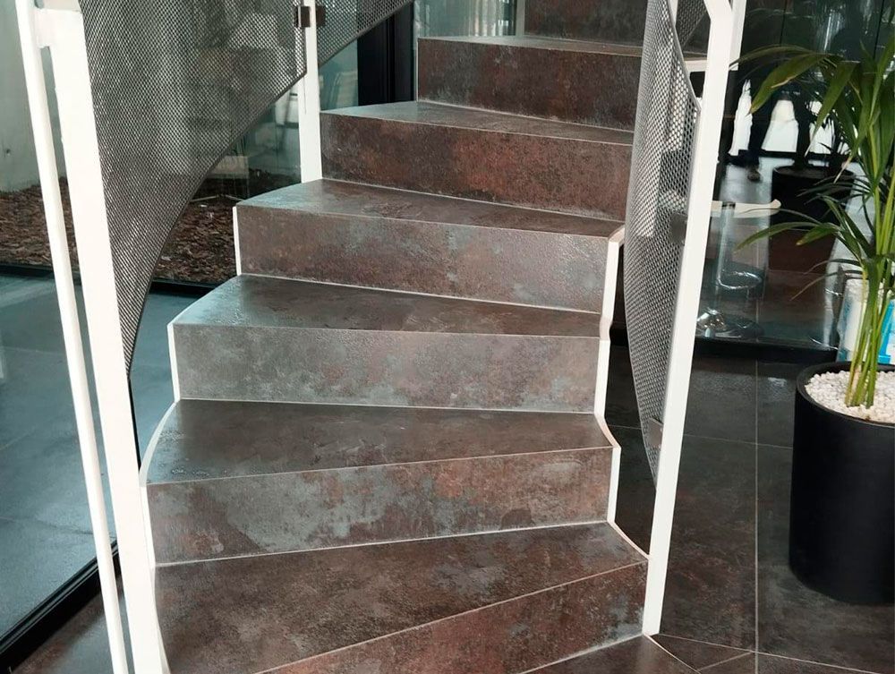 EScalera a medida con azulejo porcelanico gramades EScalera a medida con azulejo porcelanico gramades